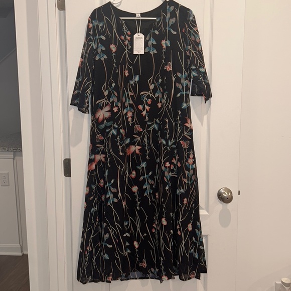 Maladia Dresses & Skirts - Maladia Floral Dress, Size Medium